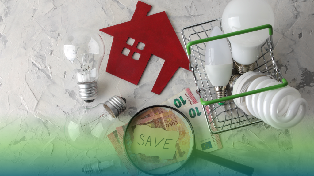 Lampadina, monete e pannello solare illustrano il confronto tra quota fissa e prezzo al kWh