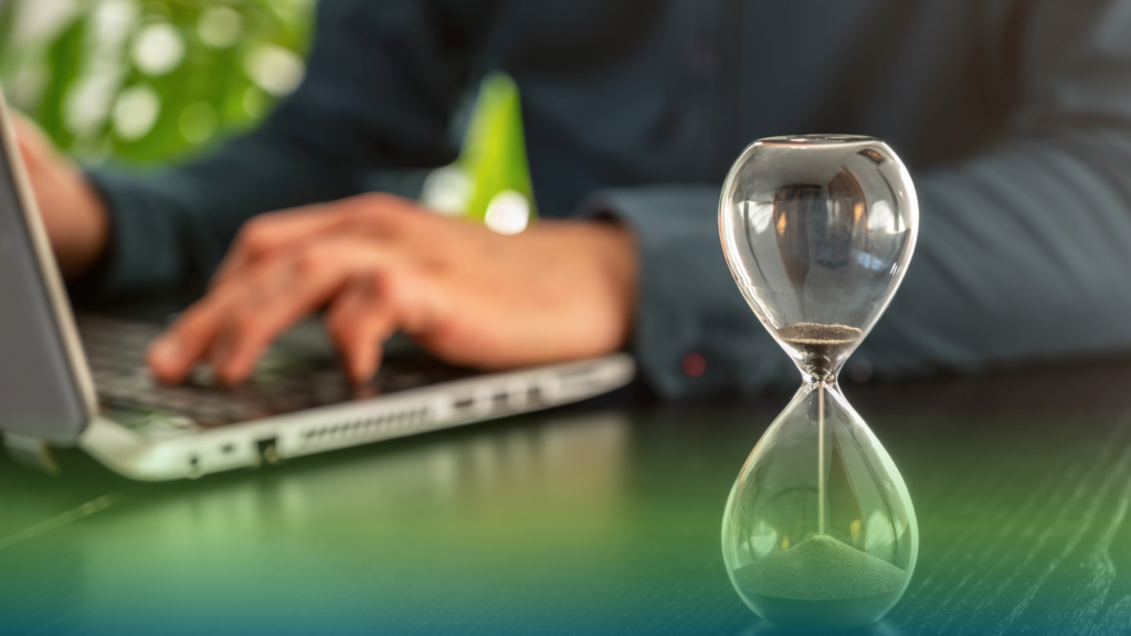 Utente al computer che controlla la scadenza di un'offerta luce e gas con una clessidra che rappresenta il tempo per valutare il rinnovo Mostra più linee