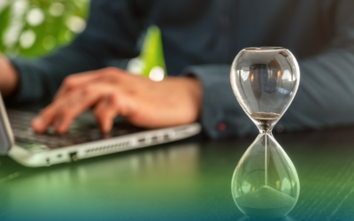 Utente al computer che controlla la scadenza di un'offerta luce e gas con una clessidra che rappresenta il tempo per valutare il rinnovo Mostra più linee